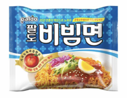 팔도비빔면 사진이다. 특유의 하늘색과 하얀색 조합의 배경 위로 비빔면 한 그릇이 놓여있다. 사과농축과즙 함유라고 적혀있다. 비빔면 이미지에는 애석하게도 삶은 계란 사진이 포함되어있다.
