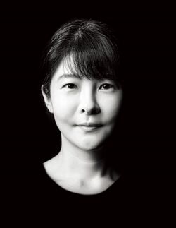 희음이 카메라를 보며 희미하게 웃고 있는 흑백 사진.