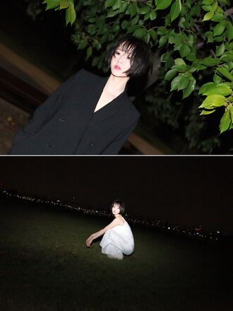한희정의 얼굴과 상반신이 드러난 사진 한 장, 한희정의 전신이 드러난 사진 한 장이 연결되어 있다. 한희정은 검은 단발 머리에 밝은 피부를 가지고 있다. 위의 사진에서는 검은색 옷을 입고 나무 아래 서 있으며, 아래 사진에서는 흰 옷을 입고 공터에 앉아 있다. 두 사진 모두 야외에서 밤에 촬영된 것으로 보인다.